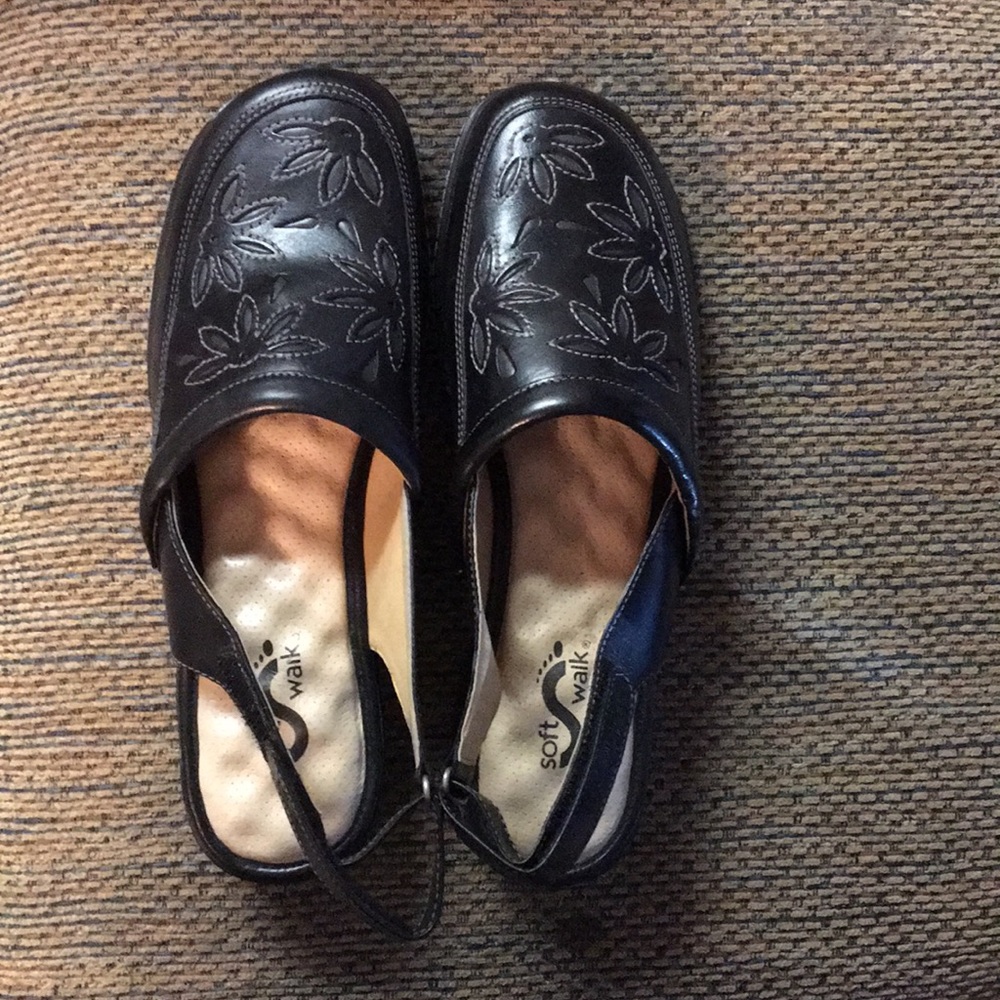 Soft walk size 9 Black Mule Slides